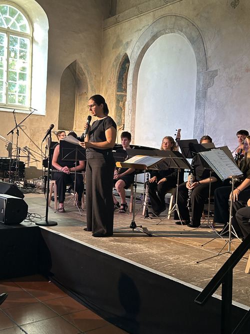Frau Bauer - Leitung des Orchesters